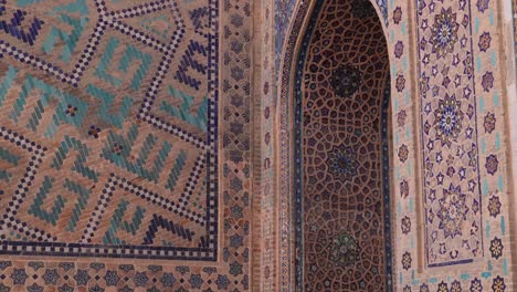 Detaillierte-Fliesen-Und-Kunstwerke-Auf-Kunstvollen-Torbögen-In-Samarkand,-Usbekistan-Entlang-Der-Historischen-Seidenstraße