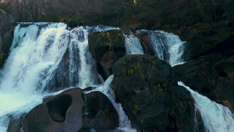 Water-Rushing-Over-Boulders-In-Fervenza-Da-Noveira-Waterfalls-In-A-Noveira,-A-Coruña,-Spain