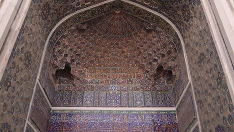 Mirando-Hacia-El-Techo-Del-Interior-Arqueado-De-La-Mezquita-Islámica-En-Samarcanda,-Uzbekistán,-A-Lo-Largo-De-La-Histórica-Ruta-De-La-Seda.