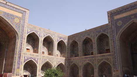 Innenhof-Mit-Detaillierten-Torbögen-Mit-Islamischen-Fliesen-Im-Registan-In-Samarkand,-Usbekistan-Entlang-Der-Historischen-Seidenstraße