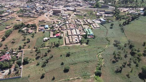 Panorama-Des-Abgelegenen-Afrikanischen-Dorfes-Loitokitok-In-Kenia,-Luftaufnahme