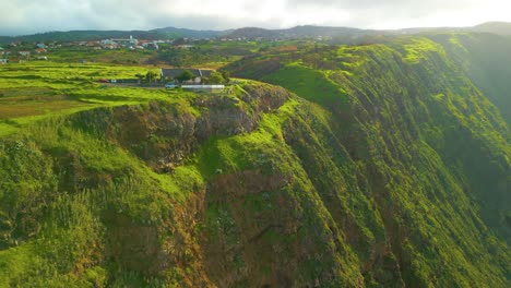 Acantilados-Exuberantes-Y-Verdes-En-Madeira,-Portugal---Toma-Aérea-De-Drones