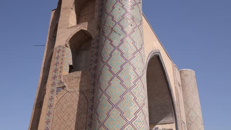 Tall-minarets-with-historic-intricate-tiling-of-a-madrassa-in-Samarkand,-Uzbekistan-along-the-historic-Silk-Road