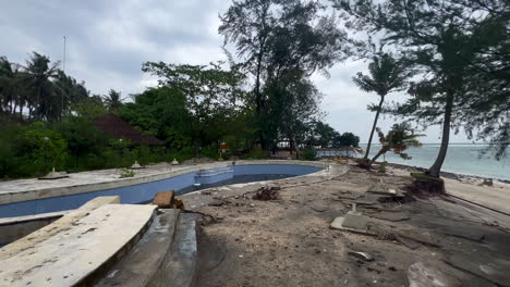 Schmutz-Um-Den-Verlassenen,-Heruntergekommenen-Pool-Neben-Dem-Strand,-Gili-Air-Island,-Indonesien