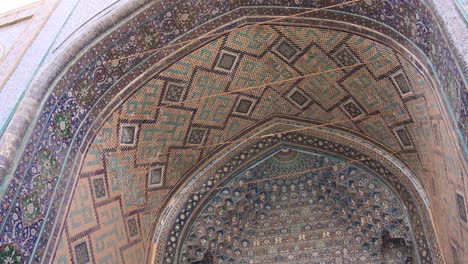 Innentorbogen-Der-Islamischen-Architektur-In-Samarkand,-Usbekistan-Entlang-Der-Historischen-Seidenstraße