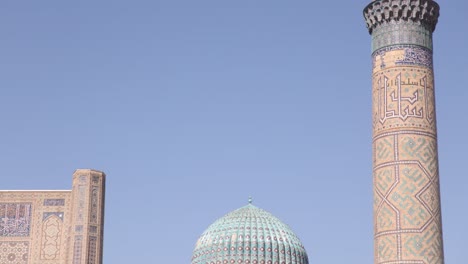 Cúpula-Azul-Y-Minarete-En-Samarcanda,-Uzbekistán,-A-Lo-Largo-De-La-Histórica-Ruta-De-La-Seda.