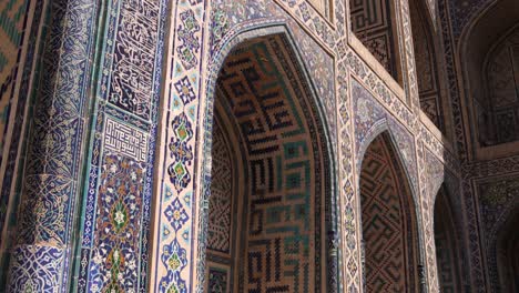 Serie-De-Arcos-Con-Mosaicos-Intrincados-En-Las-Madrazas-De-Registán-En-Samarcanda,-Uzbekistán,-A-Lo-Largo-De-La-Histórica-Ruta-De-La-Seda.