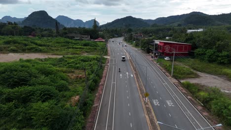 Hauptstraße-Durch-Thailand-In-Richtung-Extremer-Berglandschaft