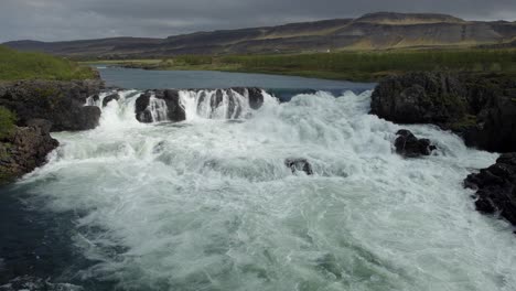 Una-Impresionante-Cascada-En-Medio-De-Un-Paisaje-Accidentado-En-Un-Día-Sombrío-En-Islandia