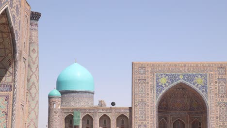 Cúpula-De-Azulejos-Azules-Brillantes-En-La-Plaza-Registán-En-Samarcanda,-Uzbekistán,-A-Lo-Largo-De-La-Histórica-Ruta-De-La-Seda