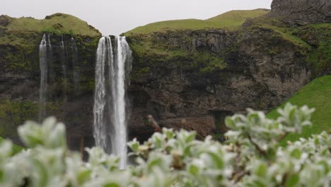The-Seljalandsfoss-waterfall-flowing-majestically-over-a-ridge-in-Iceland