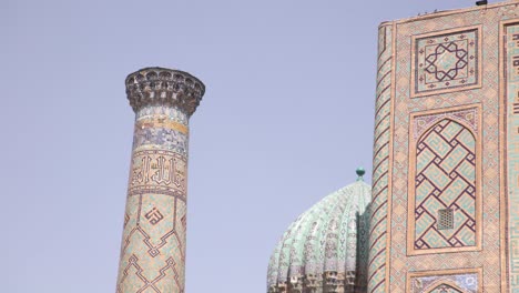 Detaillierte-Blaue-Fliesen-Auf-Reich-Verzierten-Kuppeln-Im-Registan-In-Samarkand,-Usbekistan-Entlang-Der-Historischen-Seidenstraße