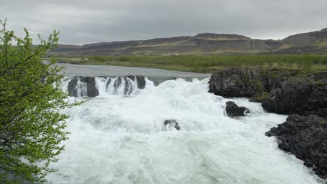 The-majestic-landscape-of-Iceland-with-cascading-waterfalls-and-rolling-hills