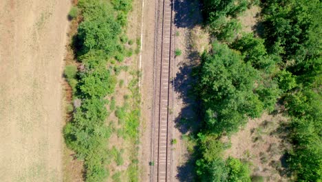Draufsicht-Auf-Sonnige-Gleise-Einer-Eisenbahn-In-Ländlicher-Landschaft-In-Aveyron,-Frankreich
