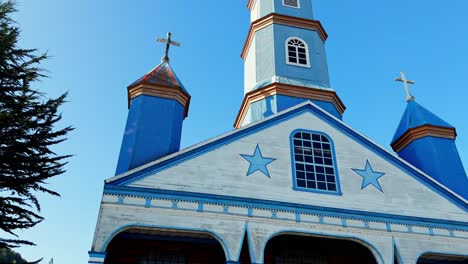 Die-Von-Der-UNESCO-Geschützte-Kirche-Iglesia-De-Tenaún-Im-Sonnigen-Dalcahue,-Chiloé,-Chile