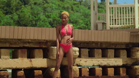 Ein-Schwarzes-Mädchen-In-Einem-Roten-Bikini-Genießt-Die-Karibische-Wärme-Und-Die-Ruhe-Eines-Weißen-Sandstrandes