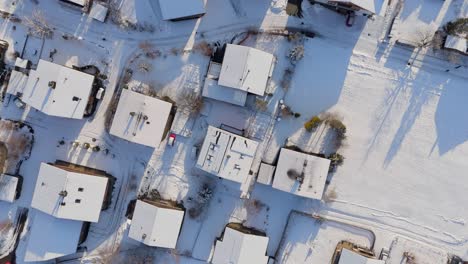 Dächer-Von-Stadthäusern,-Die-Im-Wintersonnenlicht-Mit-Schnee-Bedeckt-Sind