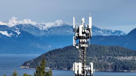 Torre-De-Comunicaciones-Con-Vistas-A-La-Bahía-De-Horseshoe-En-Columbia-Británica,-Canadá