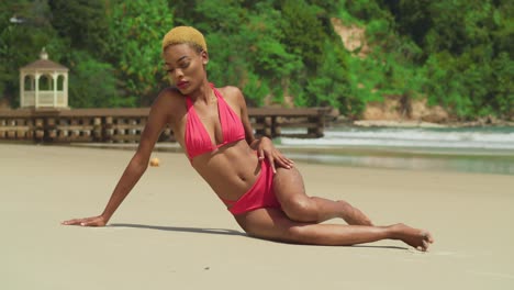 Ein-Karibischer-Strand-Wird-Von-Der-Anwesenheit-Eines-Schwarzen-Mädchens-In-Einem-Auffälligen-Roten-Bikini-Geschmückt,-Das-Seinen-Tag-Genießt