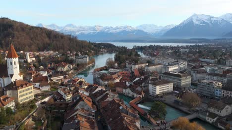 Thun-town-on-river-Aare-with-lake-and-alpine-mountain-landscape-beyond