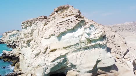 Weiße-Farbe-Klippe-Erosion-Berg-Felsen-Landform-Im-Ozean-Küstenmeer-Strand-Auf-Der-Insel-Hormuz-Katar-Iran-Wunderbare-Landschaft-Natürliche-Touristenattraktion-Campingplatz-Reiseerlebnis-Campingausflug-Paar