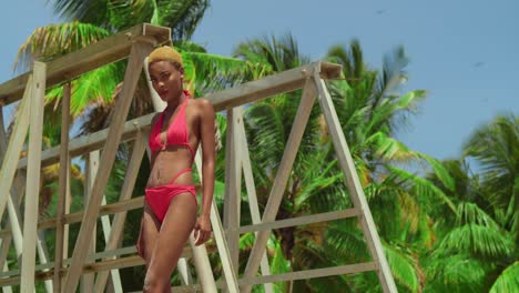 Eine-Karibische-Strandkulisse-Wird-Durch-Die-Anwesenheit-Eines-Schwarzen-Mädchens-In-Einem-Stilvollen-Roten-Bikini-Aufgewertet