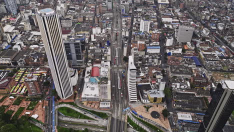 Bogota-Kolumbien-Luftaufnahme-V31-Vogelperspektive-Drohnenüberflug-Carrera-10-Zur-Erfassung-Des-Verkehrs-Auf-Der-Straße-Und-Der-Innenstadt-Von-Alameda-Und-Santa-Fe-–-Aufgenommen-Mit-Mavic-3-Cine-–-November-2022