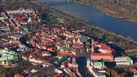 Eng-Kreisende-Luftaufnahme-über-Dem-Königsschloss-In-Warschau
