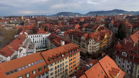 Rote-Ziegeldächer-Von-Wohnhäusern-In-Den-Straßen-Der-Stadt-Bern,-Schweiz