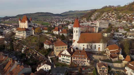 Kirche-Und-Schloss-Thun-Im-Mittelalterlichen-Historischen-Stadtzentrum,-Schweiz
