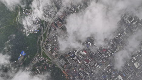 Bogota-Kolumbien-Luftaufnahme-V10-In-Großer-Höhe-Von-Oben,-Drohnenüberflug-über-La-Paz,-Hanglage-Germania-Und-Santa-Fe,-Aufnahme-Der-Stadtteile-über-Den-Wolken-–-Aufgenommen-Mit-Mavic-3-Cine-–-November-2022