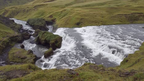 Vista-De-Perfil-De-La-Cascada-Hestavaðsfoss-A-Lo-Largo-Del-Río-Skógá-Sobre-La-Cascada-Skógafoss-En-El-Sendero-Laugavegur---Islandia