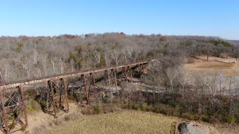 Luftaufnahme,-Die-An-Einem-Sonnigen-Nachmittag-über-Ein-Feld-In-Richtung-Des-Pope-Lick-Railroad-Trestle-In-Louisville,-Kentucky,-Schiebt