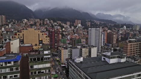 Bogota-Kolumbien-Luftaufnahme-V17-Low-Flyover-Chapinero,-Aufnahme-Des-Stadtbildes-Des-Hangviertels-La-Salle-Mit-Bergigem-Gelände-Im-Hintergrund-In-Der-Abenddämmerung-–-Aufgenommen-Mit-Mavic-3-Cine-–-November-2022