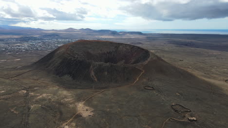 Paisaje-De-Fuerteventura,-Cráter-Del-Volcán-Caldera-Aérea-En-Toma-Aérea-Panorámica