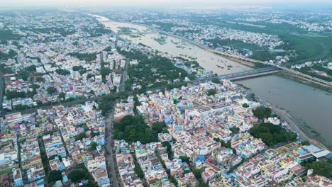 Der-Fluss-Vaigai-Teilt-Die-Stadt-Madurai-In-Tamil-Nadu,-Indien,-Mit-Dichten-Städtischen-Gebäuden-Und-Häusern