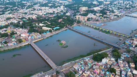 El-Río-Vaigai-Con-Puentes-De-Colores-Brillantes-Conecta-La-Ciudad-De-Madurai-Tamil-Nadu,-Establecimiento-Aéreo