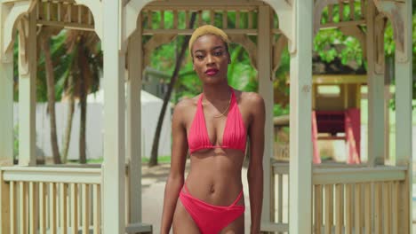 Eine-Schwarze-Frau-In-Einem-Roten-Bikini-Findet-Glückseligkeit-An-Einem-Karibischen-Strand-Mit-Seinem-Puderweißen-Sand