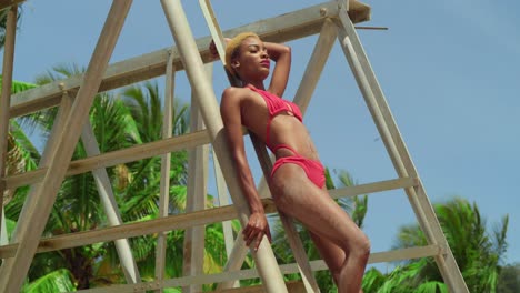 Ein-Schwarzes-Mädchen-Zeigt-Ihren-Stil-In-Einem-Roten-Bikini,-Während-Es-Einen-Tropischen-Tag-An-Einem-Karibischen-Strand-Genießt
