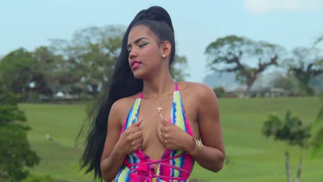 In-Trinidads-Karibischer-Oase-Vergnügt-Sich-Eine-Bezaubernde-Frau-Im-Bikini-Auf-Einem-Weitläufigen-Gelände