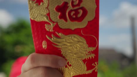 Asiatischer-Mann,-Der-Hong-Bao-Roten-Umschlag-Für-Die-Chinesische-Neujahrstradition-überreicht
