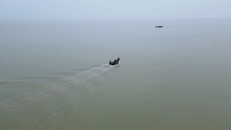 Luftaufnahme-Von-Fischtrawlern-Im-Indischen-Ozean-An-Der-Küste-Von-Bangladesch,-Die-Zum-Angeln-Gehen