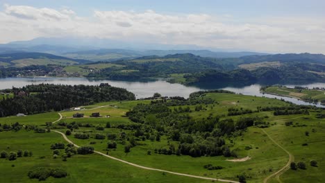 Scenic-aerial-panorama-of-Czorsztyn-lake-and-Pieniny-mountains,-Poland