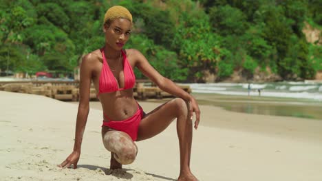 Ein-Tropisches-Paradies-Entfaltet-Sich,-Als-Ein-Schwarzes-Mädchen-An-Einem-Weißen-Sandstrand-In-Der-Karibik-Einen-Roten-Bikini-Anzieht