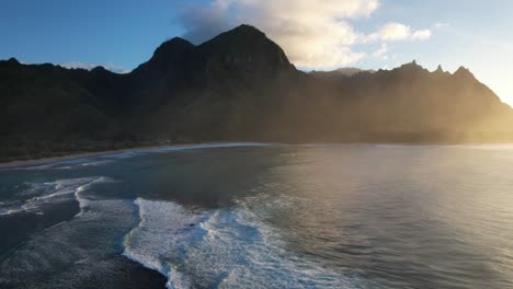 Muy-Por-Encima-De-La-Costa-De-Kauai-Hawaii-Con-Grandes-Olas-Y-Montañas,-Antena-De-Drones
