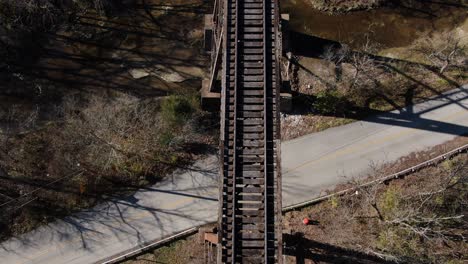 Luftaufnahme-Von-Oben-Nach-Unten,-Die-Sich-Im-Winter-Entlang-Des-Pope-Lick-Railroad-Bocks-In-Louisville,-Kentucky,-Vorwärtsbewegt