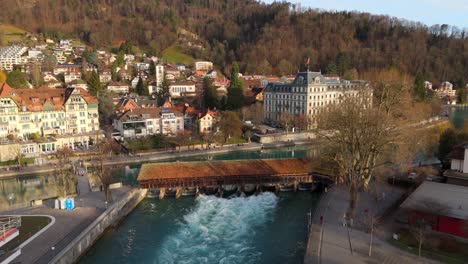 Überdachte-Brücke-Und-Fließender-Fluss-Aare-Schleuse-In-Der-Stadt-Thun