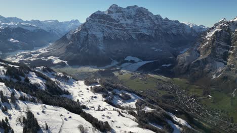 Alpes-Vista-Aérea-Del-Pueblo-Suizo-Entre-Montañas-Cordillera-Suiza-Invierno