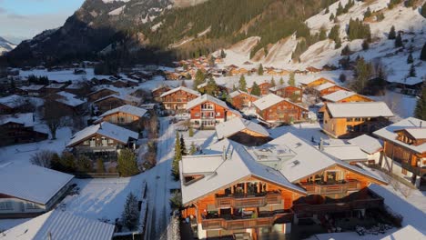 Stadthäuser-Unter-Steilen-Alpenbergen-Im-Schnee-Und-Wintersonnenlicht