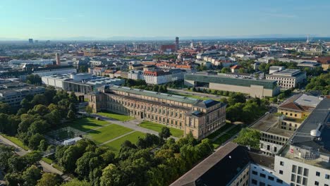 München,-Deutschland,-Stadtzentrum,-Weiträumiger-Drohnenschuss,-Sommertag